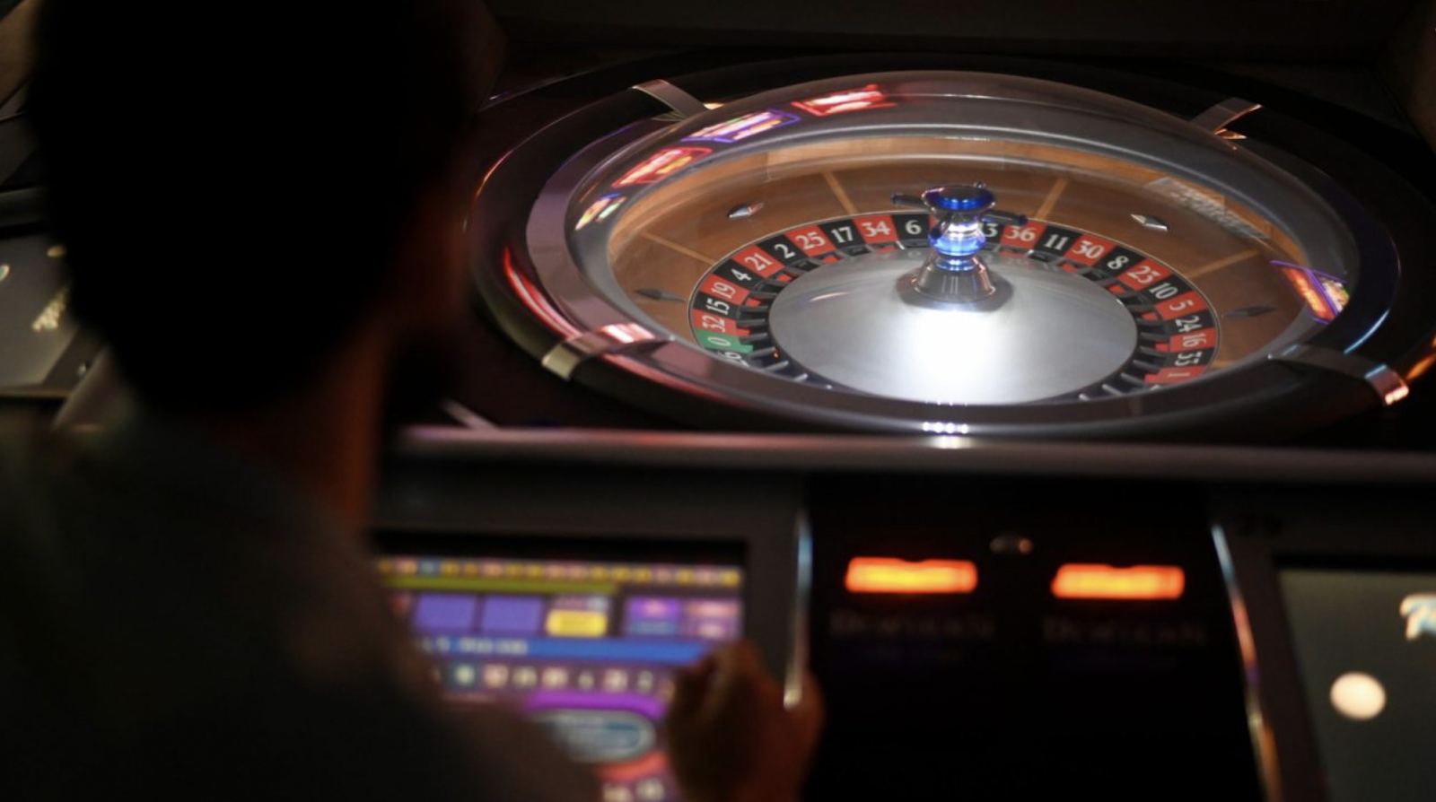 Гравець спостерігає за колесом електронної рулетки в казино Скоп'є. Фото: Arbnora Memeti
