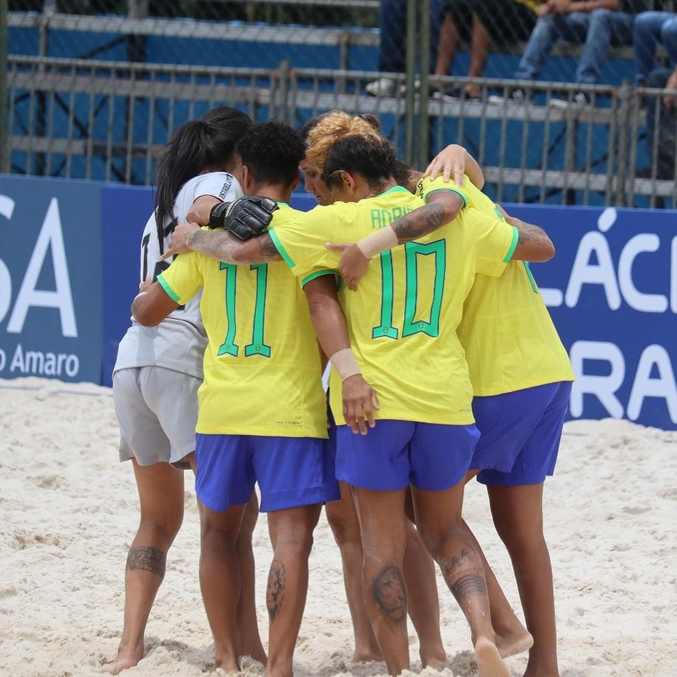 Seleção feminina vence o Paraguai no Desafio Internacional de Futebol de Areia — Foto: Luis Pacca/Praia de Paulista