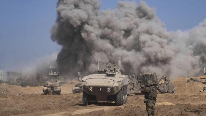تصویر منتشر شده در روز یکشنبه ۵ نوامبر ۲۰۲۳ توسط ارتش اسرائیل عملیات زمینی در داخل نوار غزه را نشان می دهد.