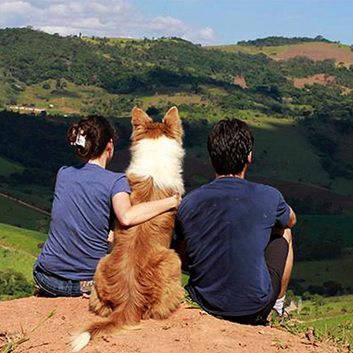 Casal e seu cachorro contemplando a vista do mirante Parque Vale das Pedras