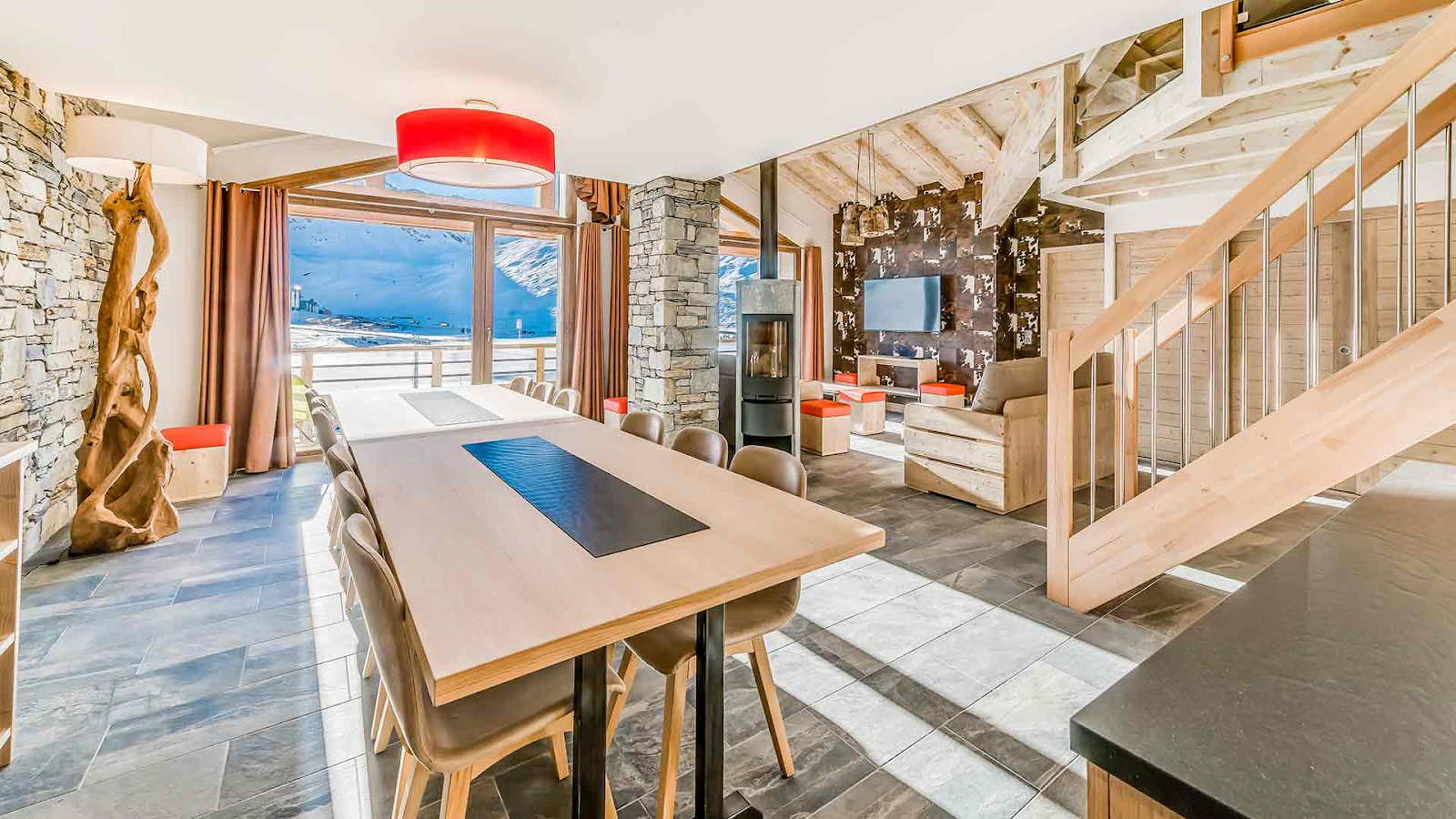 Appart'hôtel à Tignes - pièce de vie avec vue sur la montagne