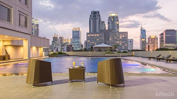 pemandangan dari rooftop royal kuningan hotel jakarta