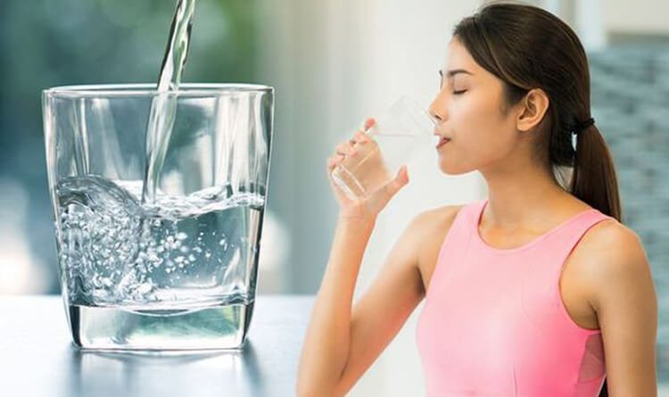 Uống nhiều nước để duy trì độ ẩm cho cơ thể