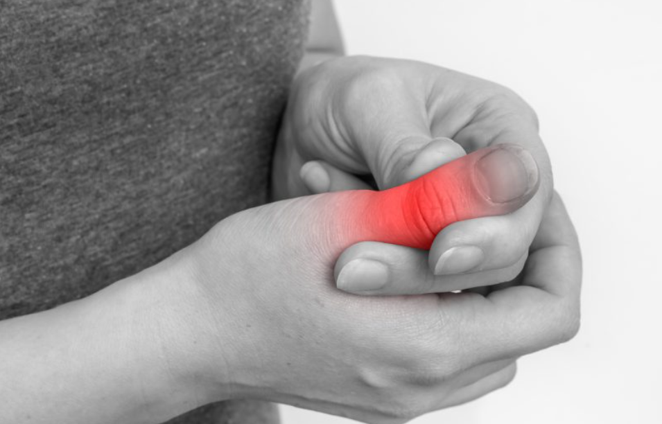 A person holding their thumb Description automatically generated