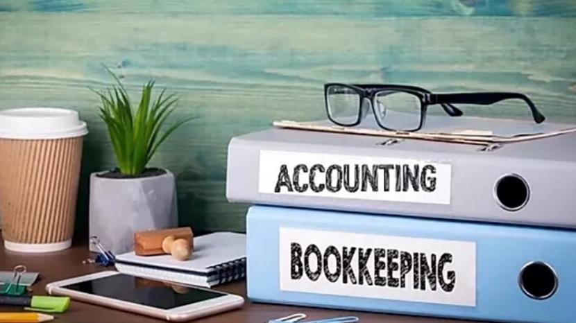 The Difference Between "Bookkeeper" & "Accountant" | Small Business  Accounting