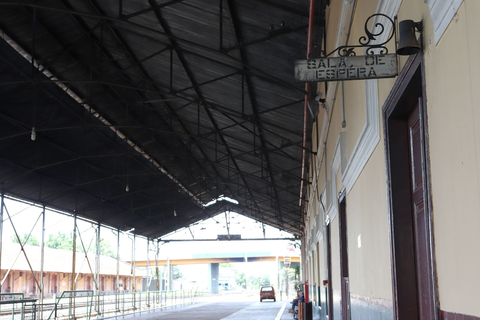 Antiga Estação Ferroviária de São Carlos, com placa escrito “Sala de Espera” em cima de uma das portas da área coberta do local.