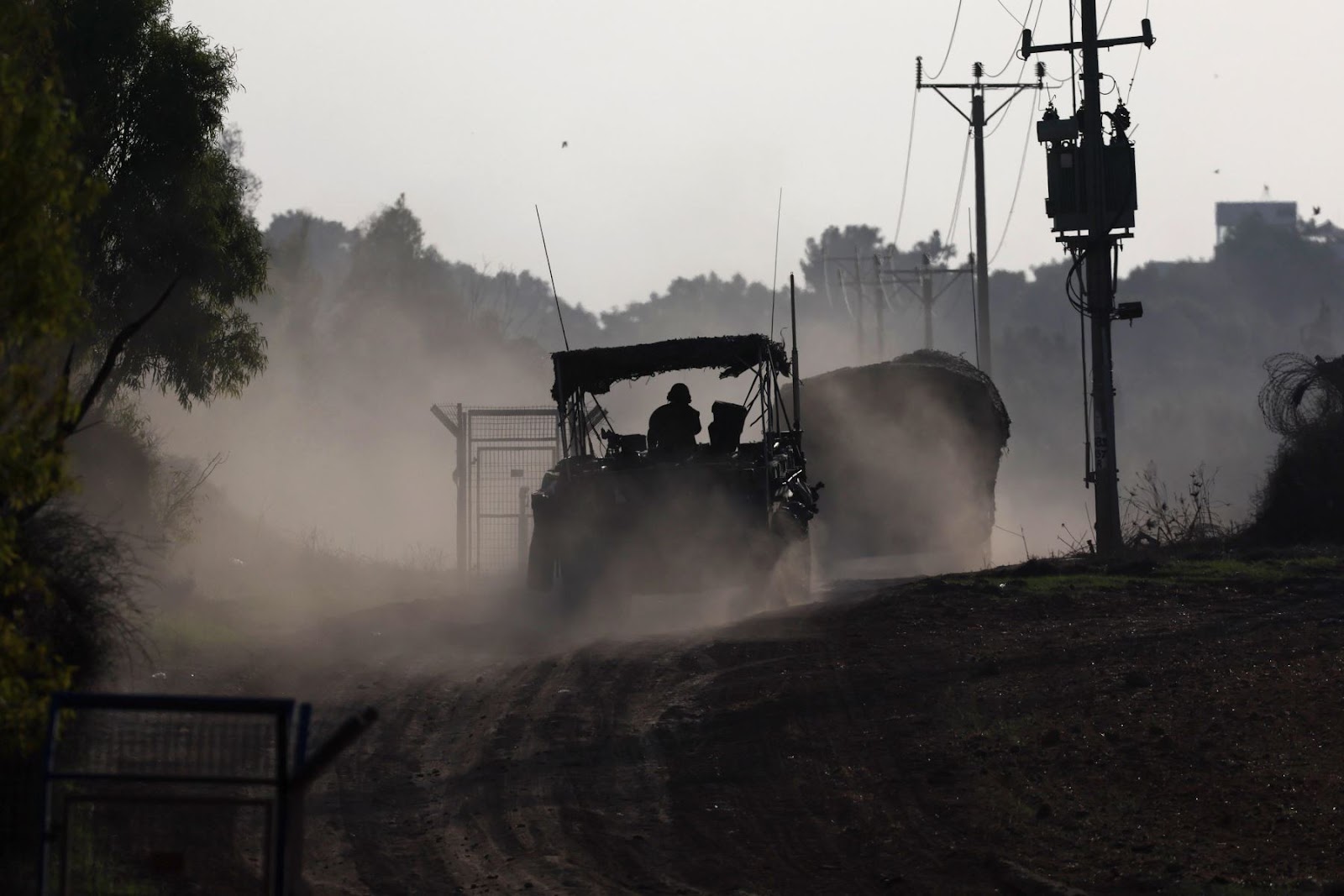 Blindados israelíes maniobran cerca de la frontera con Gaza, en el sur de Israel (imagen referencial). Foto: AFP