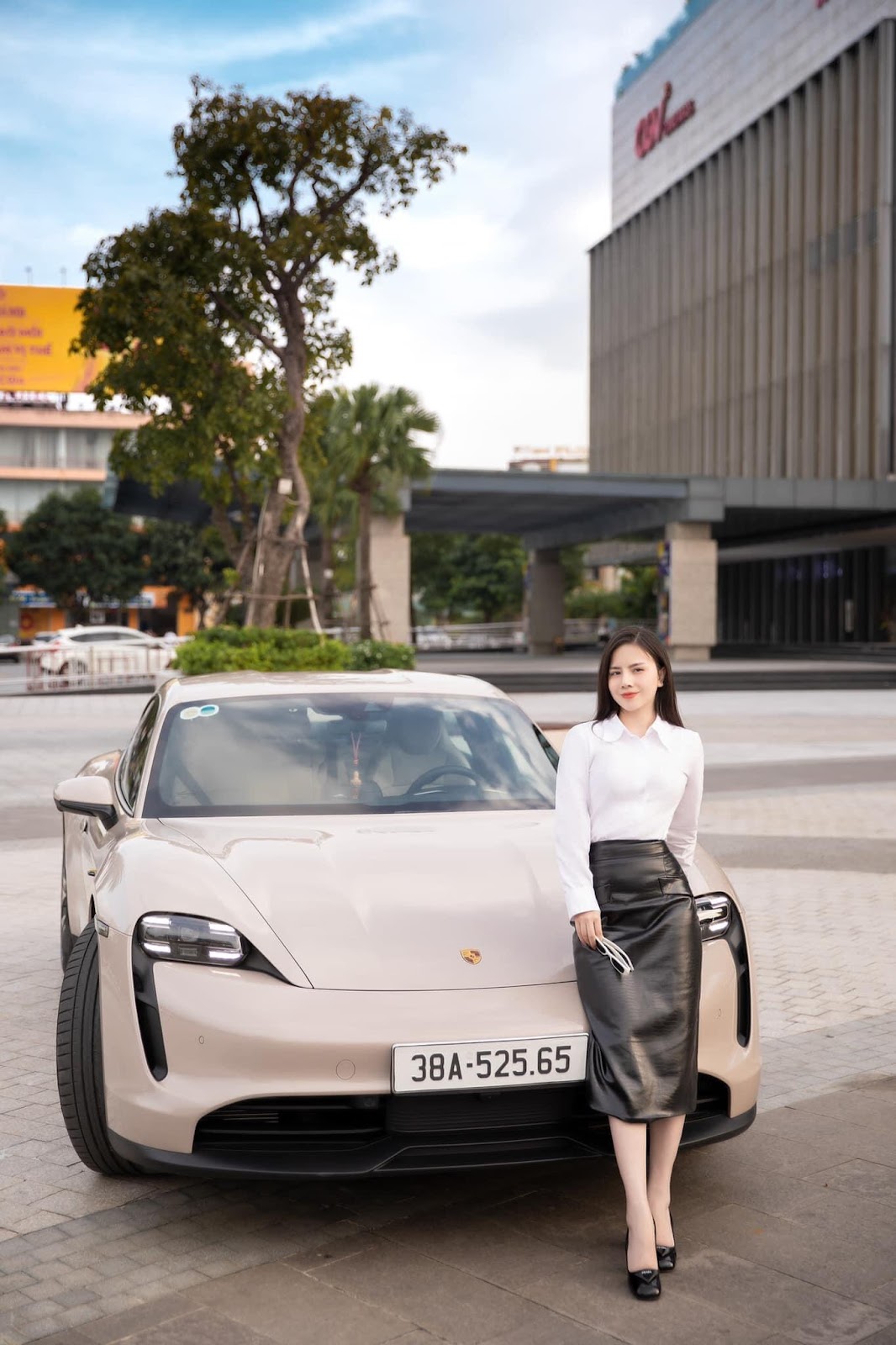 View - Danh tính nữ CEO 9x ở Hà Tĩnh sở hữu siêu xe Porsche thuần điện đầu tiên tại miền Trung