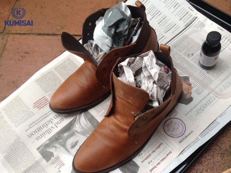 Nhét giấy báo cũ vào trong giày khi lâu ngày không sử dụng