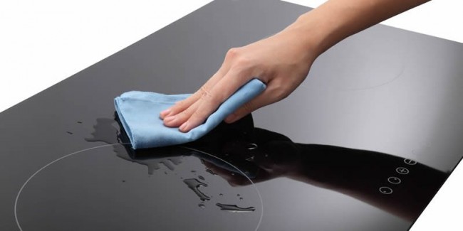 Cách vệ sinh bếp điện từ bằng khăn ướt