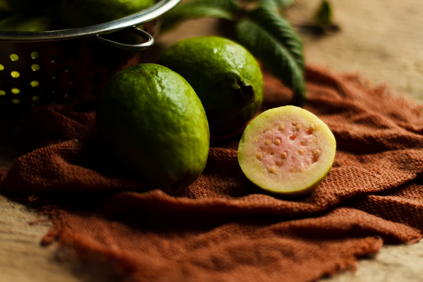 Come si mangia la guava e che sapore ha?