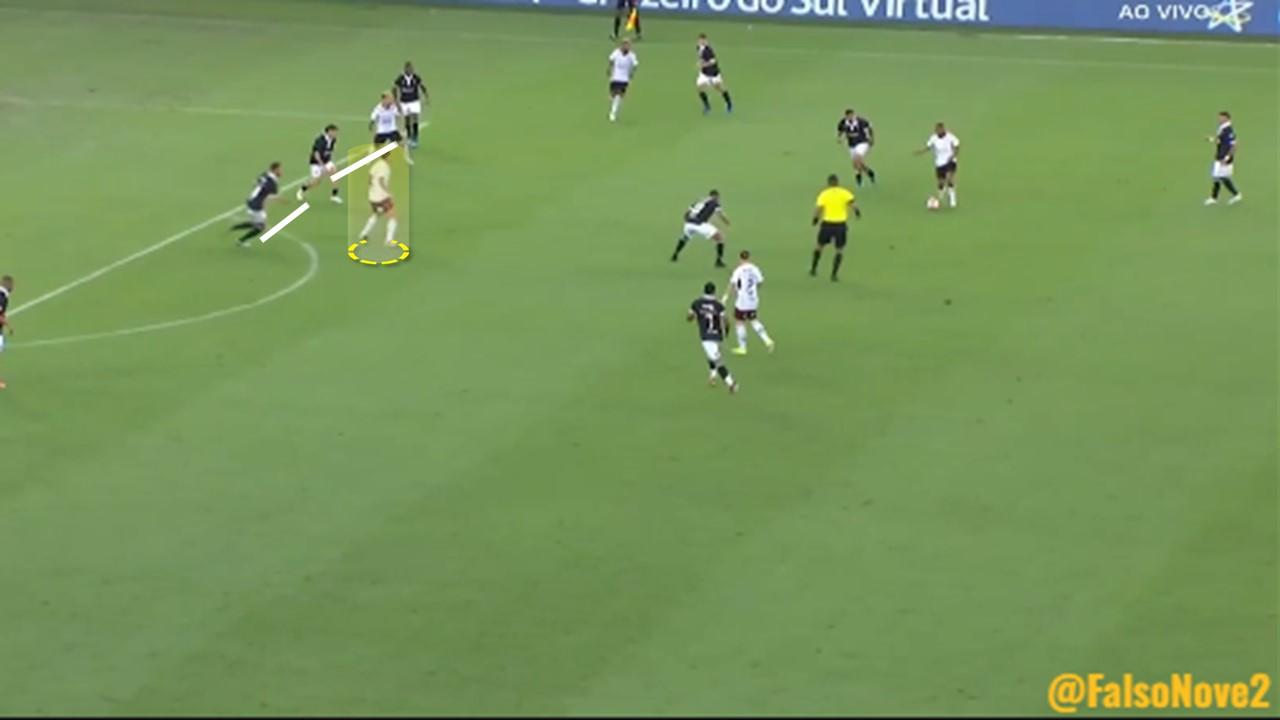 Pessoas em campo de futebol

Descrição gerada automaticamente