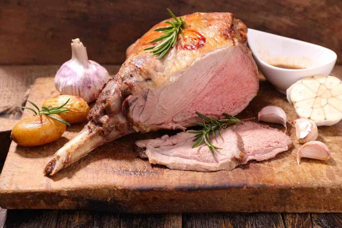 Pulpă de miel afumată cu ceapă și usturoi