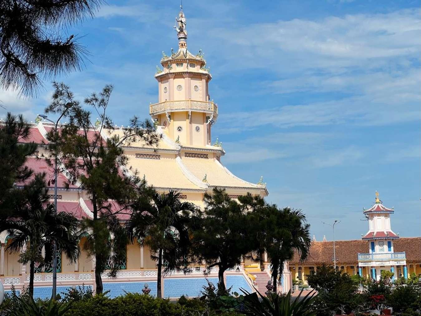 Khuôn viên xung quanh Tòa Thánh Tây Ninh
