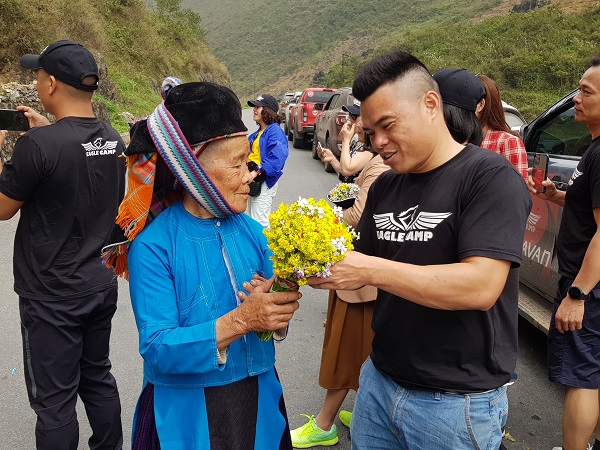 Thành viên đoàn Eagle Caravan Hà Giang giao lưu với bà con dân tộc Mông trên hành trình