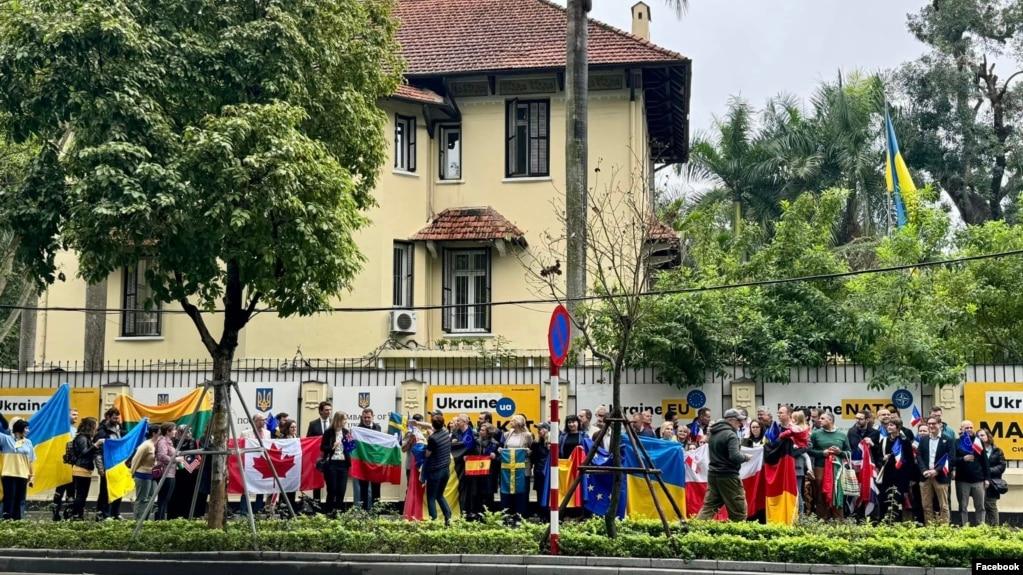 Giới ngoại giao bày tỏ sự đoàn kết với Ukraine tại Đại sứ quán Ukraine ở Hà Nội, ngày 24/2/2024. Photo Embassy Of Ukraine In Vietnam.