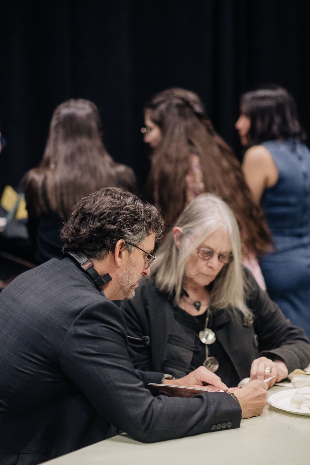 Le directeur général David Smith et la membre du jury anglophone Susan Musgrave parlent affaires. 