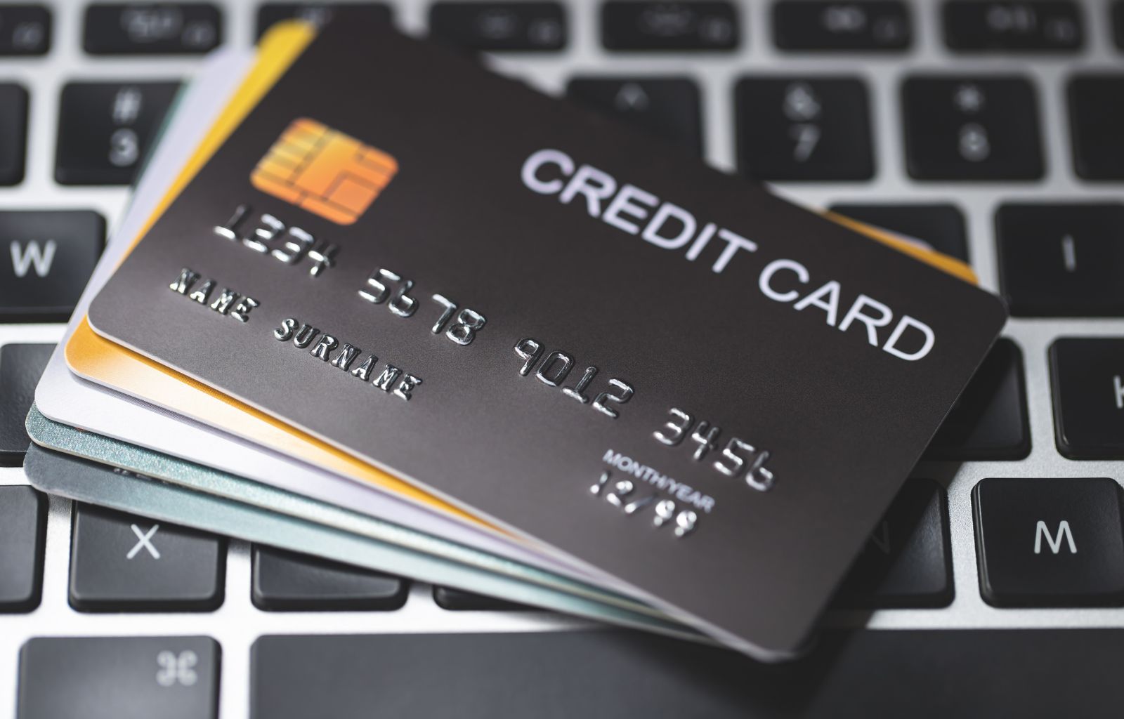 ¿Qué pasa si no pago completo el saldo para no generar intereses en mi tarjeta de crédito?