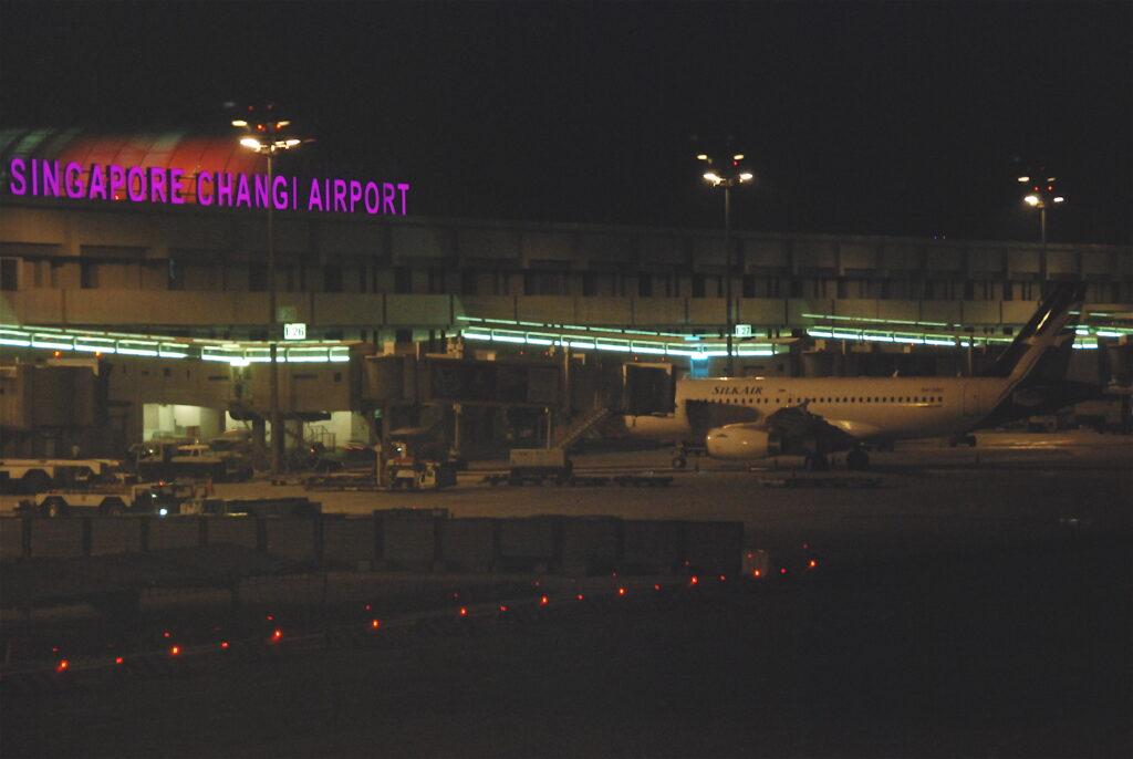 A plane at the airport at night

Description automatically generated
