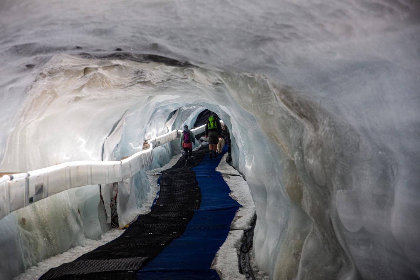 People walking in a glacier

Description automatically generated