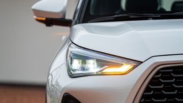 Đèn pha Toyota Yaris Cross 2024 cũng được tạo hình góc cạnh và vuốt mỏng hiện đại