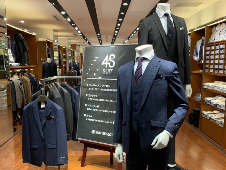 スーツセレクト新宿西の店内イメージ。ストレッチ＆ウォッシャブルで人気の4Sスーツを種類豊富に展開しています。