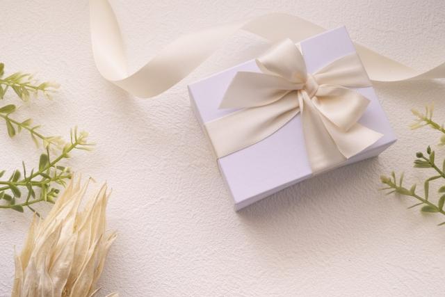 テーブル, 座る, 花, 食品 が含まれている画像  自動的に生成された説明
