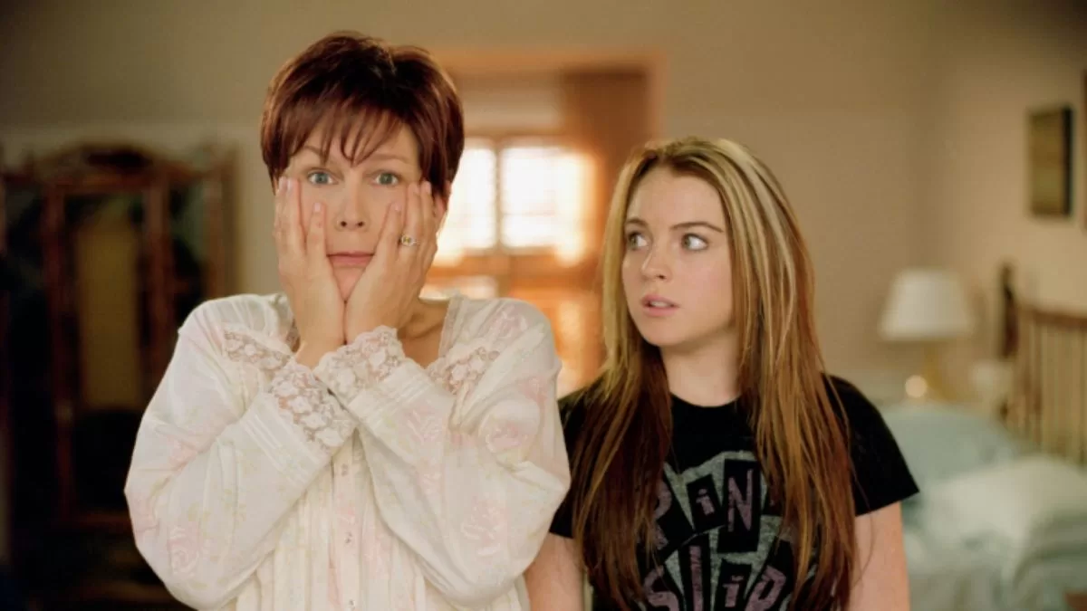 Anna (Lindsay Lohan, a la derecha) y Tess (Jamie Lee Curtis, a la izquierda) se miran raro tras el cambio de cuerpos.