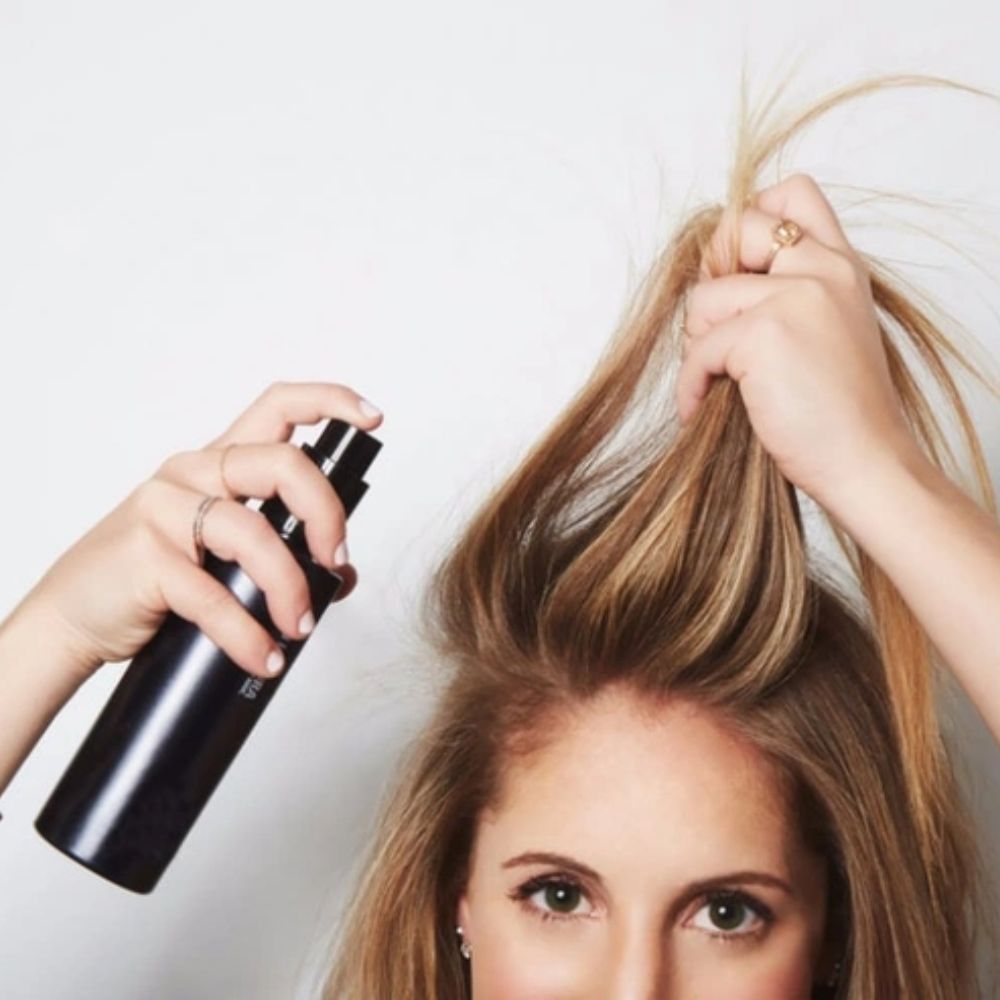 Dầu gội khô giúp bạn làm mới mái tóc mà không cần tốn thời gian gội và sấy khô