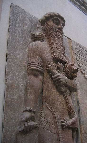 Gilgamesh, un rey legendario de Uruk en la antigua mitología mesopotámica, es famoso por su increíble fuerza y sus hazañas heroicas.