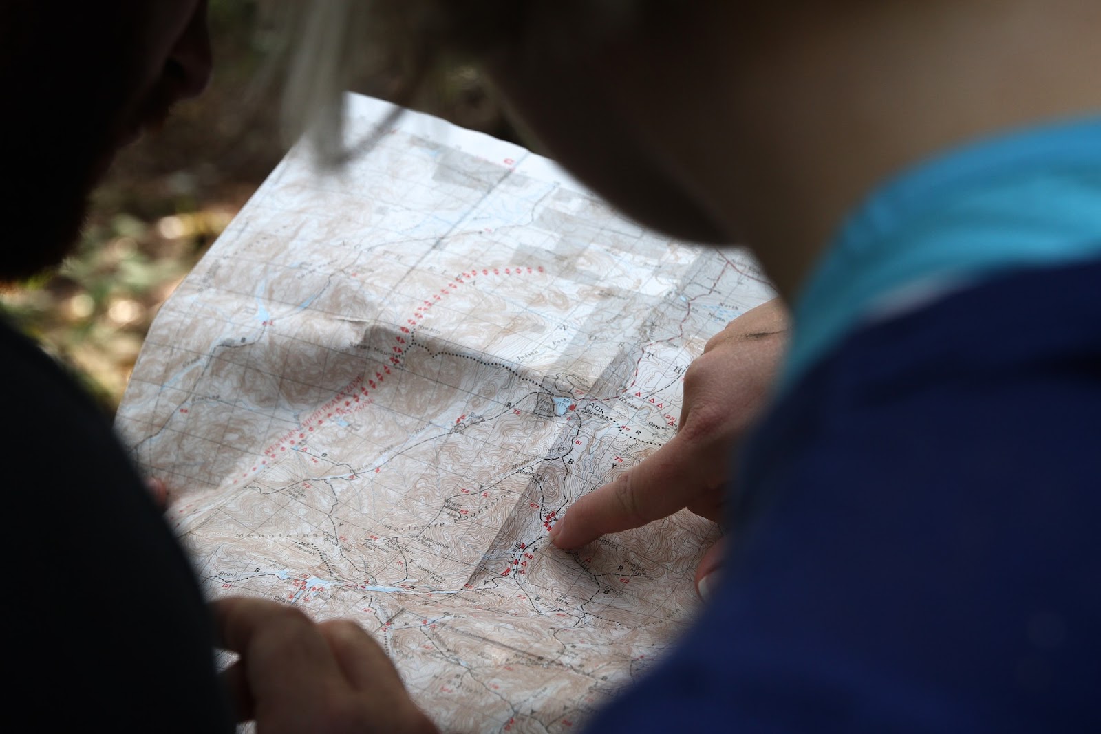 directions-in-chinese-couple-looking-at-map