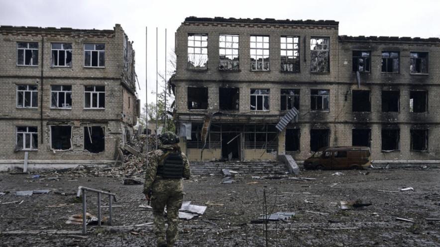 Một binh sĩ Ukraina tại Avdiivka (Donetsk), một mặt trận khốc liệt trong cuộc chiến chống Nga. Ảnh tư liệu ngày 25/04/2023.
