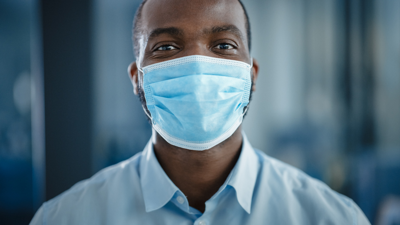 Como um dos hábitos de higiene adotados durante a pandemia, a máscara continua frequente entre pessoas com sintomas gripais.
