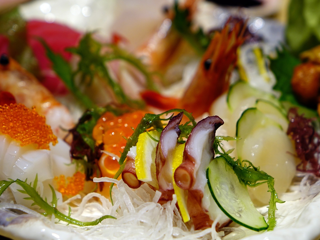 طبق ساشيمي من أشهر أكلات اليابان.