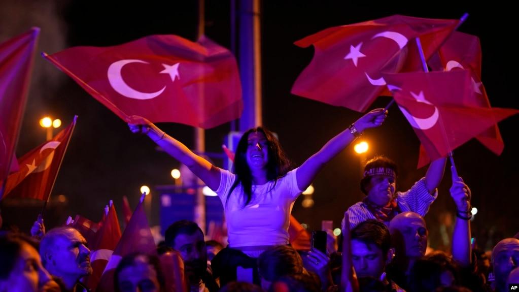 گردهمایی و شادی هواداران حزب جمهوری‌خواه خلق در استانبول بعد از اعلام نتایج اولیه انتخابات