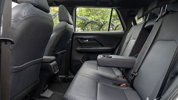 Hàng ghế thứ hai Toyota Yaris Cross 2024 tích hợp tựa tay với giá để cốc khá tiện dụng