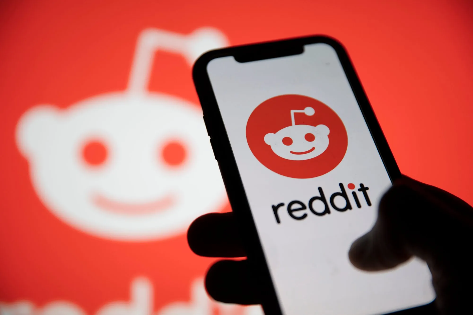 Reddit aims for a valuation of up to $6.4 billion in its highly anticipated US IPO.
