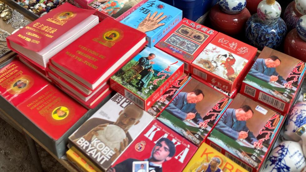 Le petit livre rouge avec les citations du prsident Mao Tse-Toung vendu dans une brocante de lex-colonie britannique.