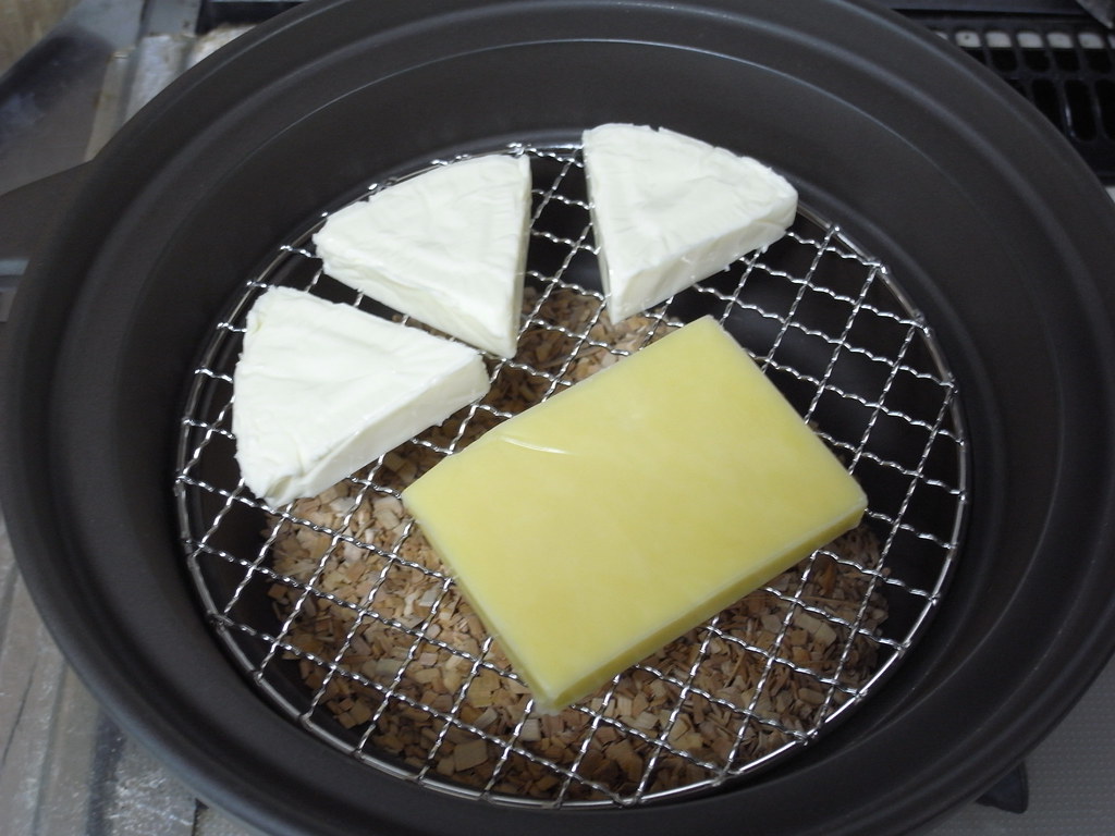 燻製にしようとしているプロセスチーズの画像