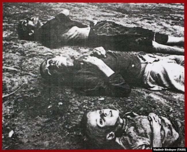 Фотографія на виставці архівних документів Служби безпеки України про Голодомор-геноцид 1932–1933 років «Розсекречена пам'ять». Київ, листопад 2006 року
