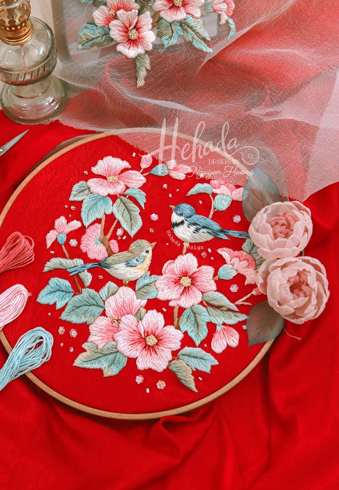 Chi tiết thêu tay áo dài cưới LoveBird