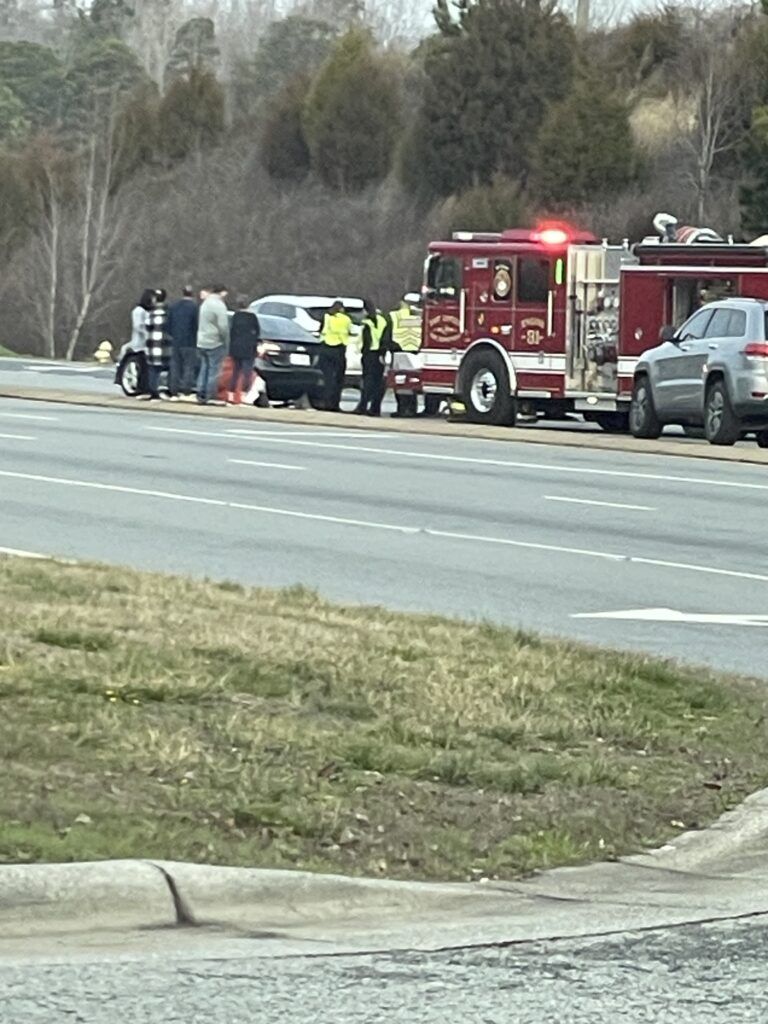 Socorristas en la escena de un accidente automovilístico en Charlotte, Carolina del Norte