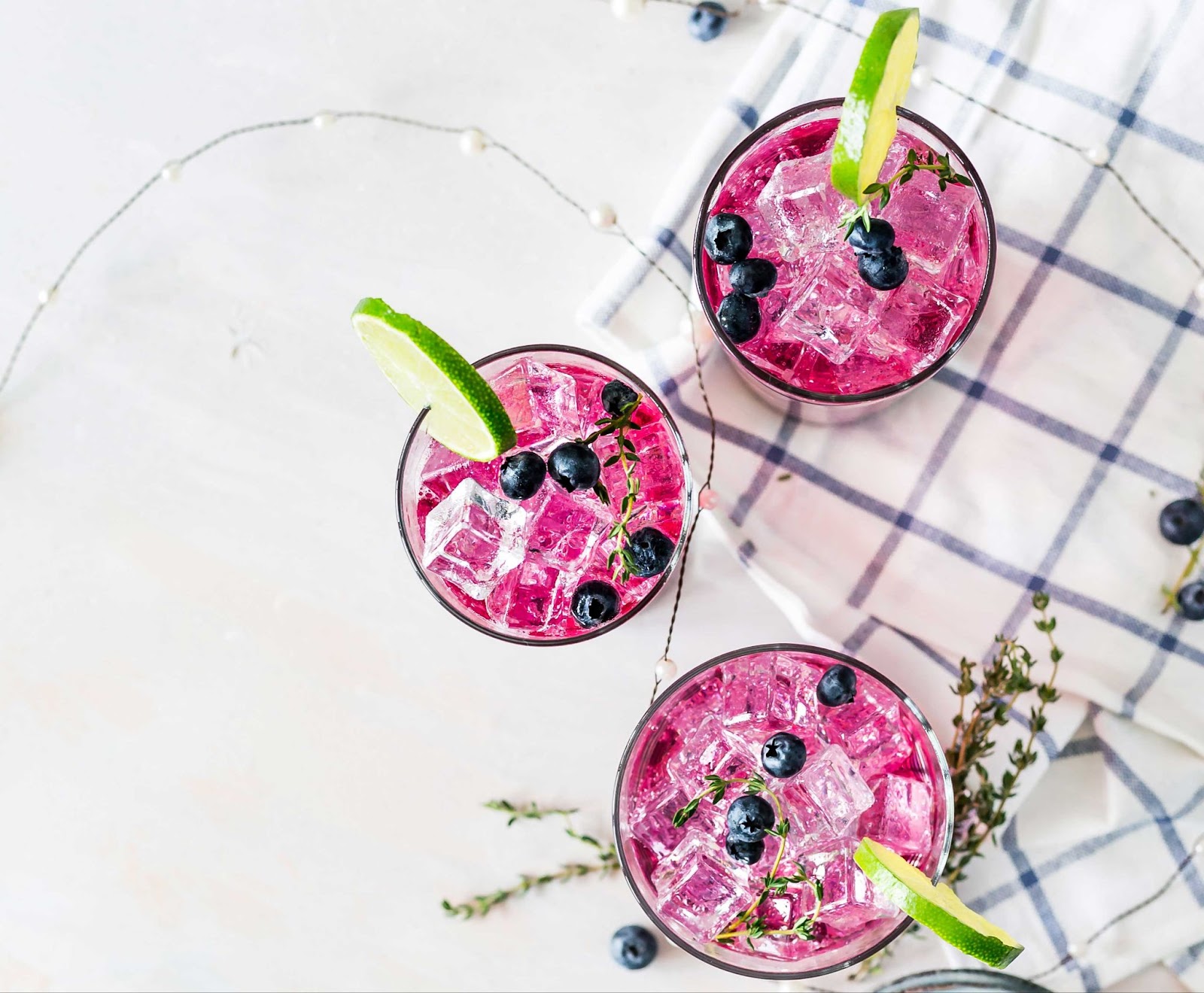Tiga gelas minuman merah muda dengan blueberry dan jeruk nipis. Segar dan lezat! ???????????? #minuman #blueberry #jeruknipis