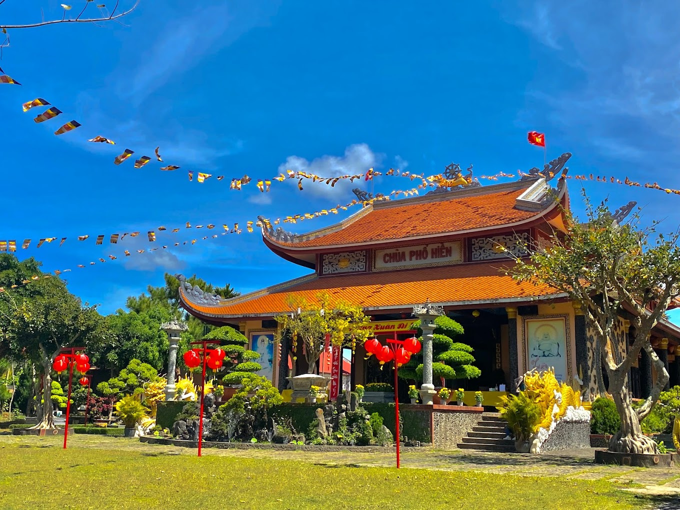 Chùa Phổ Hiền được xây dựng theo lối kiến trúc cổ của Phật giáo Bắc Tông