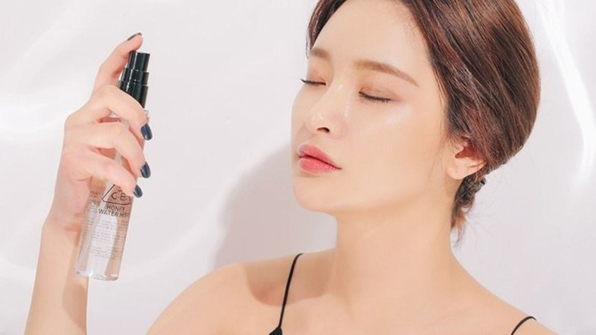 Cách dùng xịt khóa nền sau khi make up giúp lớp trang điểm bền đẹp