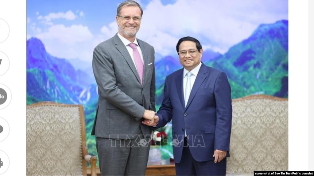 Thủ tướng Việt Nam Phạm Minh Chính (phải) tiếp Đại sứ Pháp Olivier Brochet ở Hà Nội, 4/4/2024.