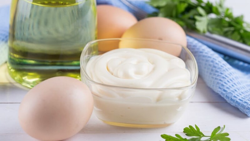 Nước sốt mayonnaise có nguyên liệu chính từ trứng gà tươi