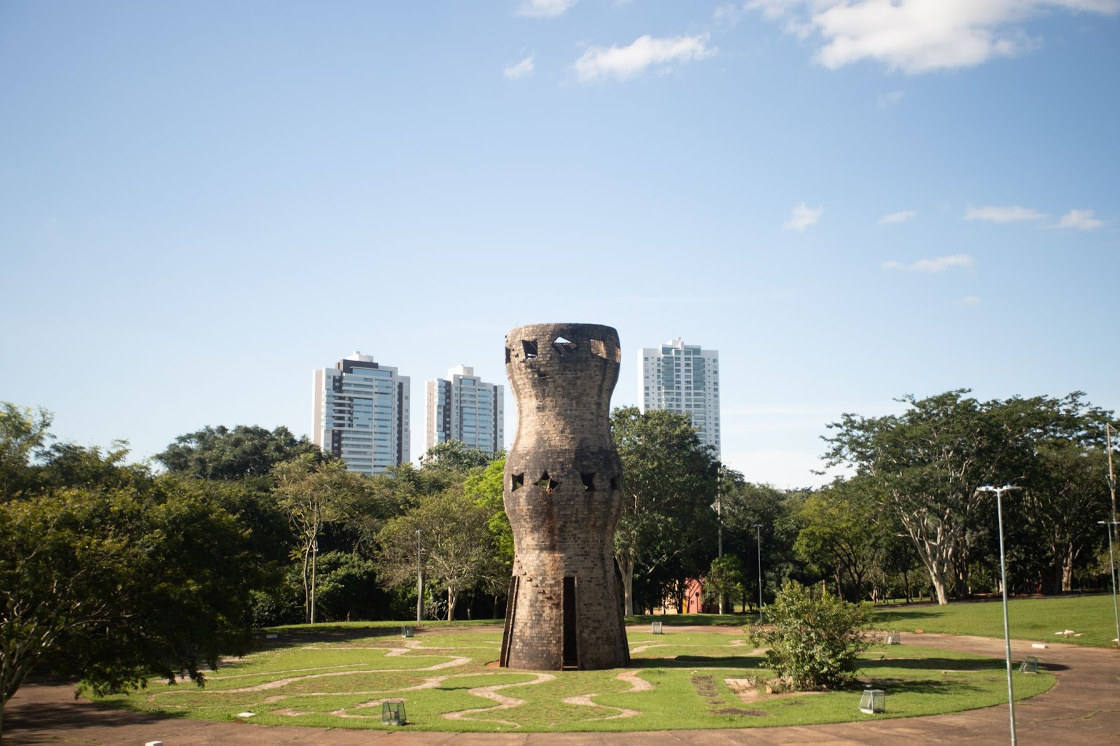 Grande monumento indígena no Parque das Nações Indígenas em Campo Grande MS