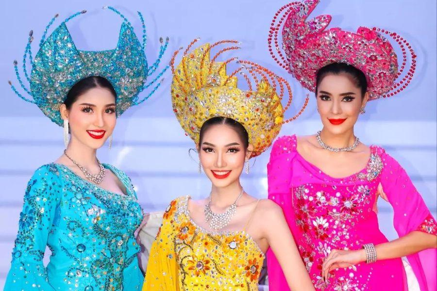 Beautiful artists in colorful costumes at Tiffany’s Show