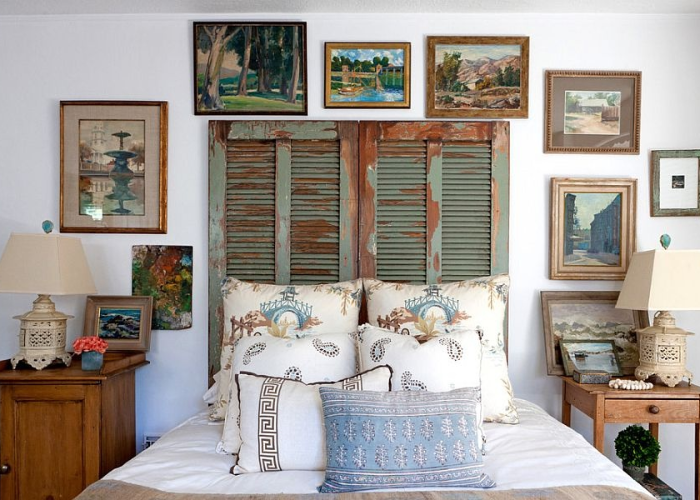 Trang trí khu vực đầu giường phòng ngủ Vintage với khung cửa và những bức tranh đã nhuốm màu thời gian